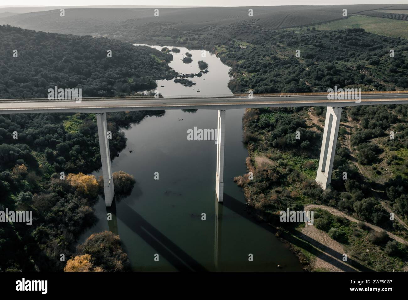 Vista droni della valle del fiume Guadiana con ponte IP8 a Serpa Portogallo Foto Stock