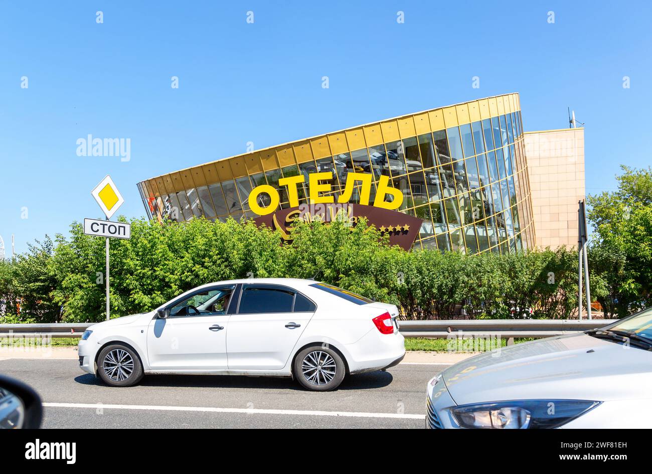 Mosca, Russia - 6 luglio 2021: Esterno dell'hotel Silky Way nelle giornate di sole estive Foto Stock