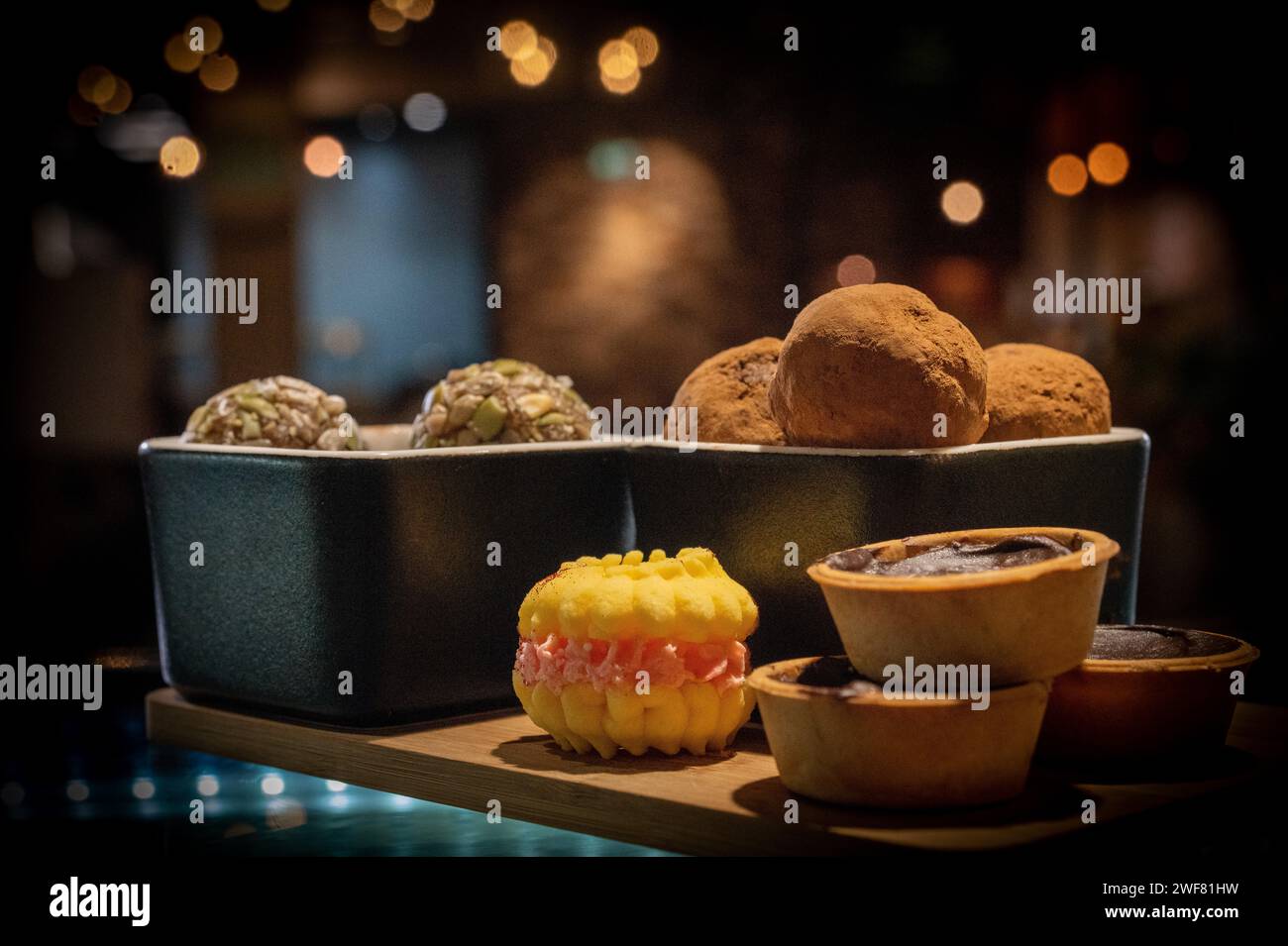 Un assortimento di dessert splendidamente disposti in ciotole su vassoi eleganti Foto Stock