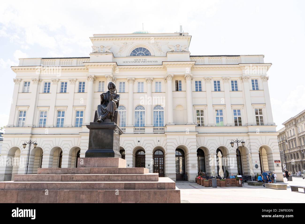 Accademia polacca delle Scienze. Monumento al famoso scienziato polacco Nicolaus Copernico. Veduta di Nicolas Copernicus in Polonia, Varsavia - 27 luglio 2023. Foto Stock