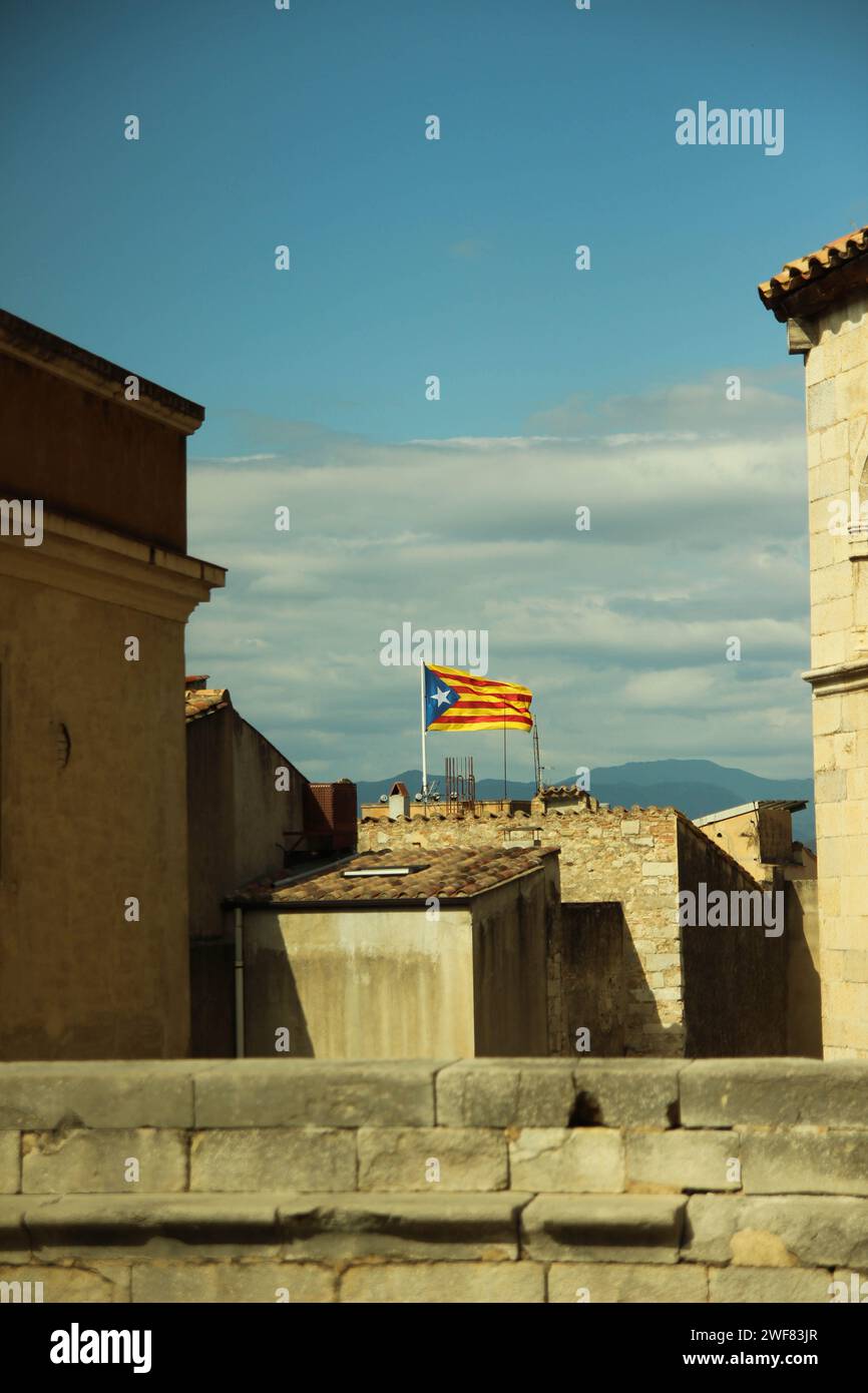 Vista vericale dal tetto sulla bandiera catalana Foto Stock
