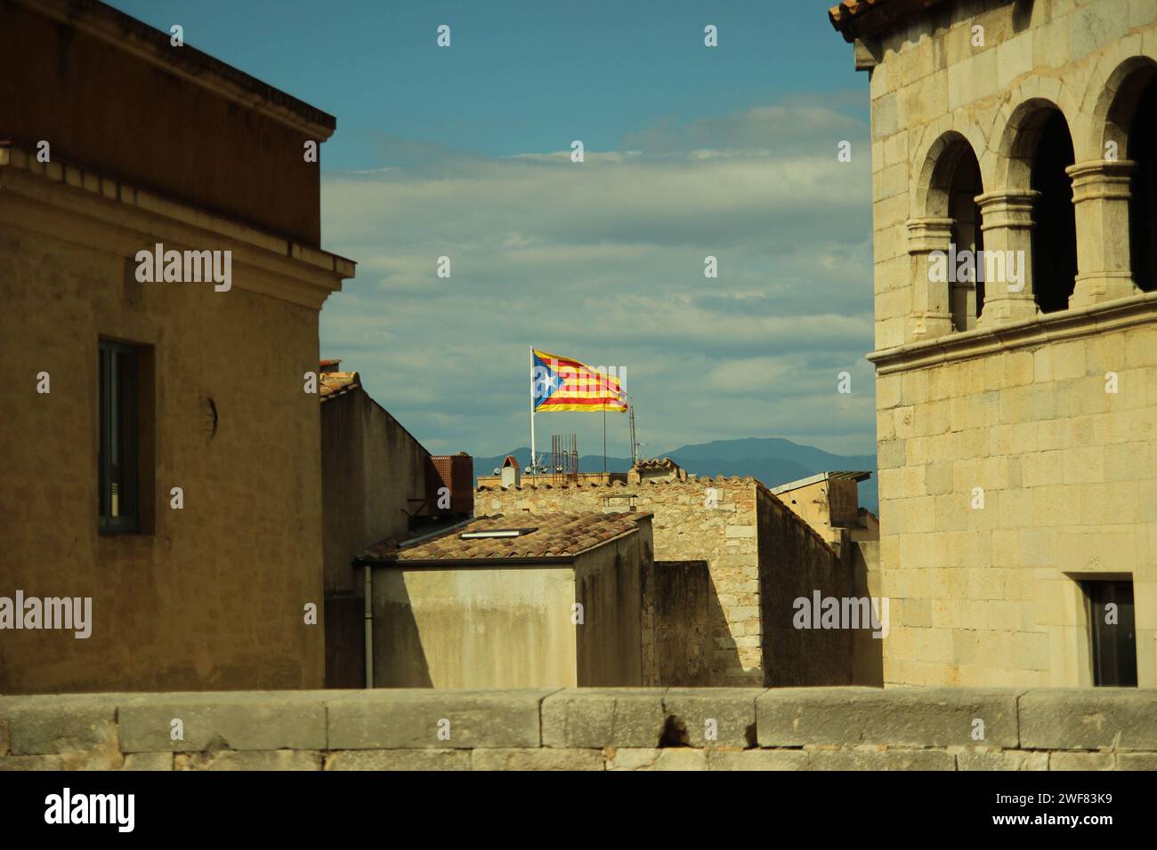 Paesaggio orizzontale con bandiera catalana Foto Stock