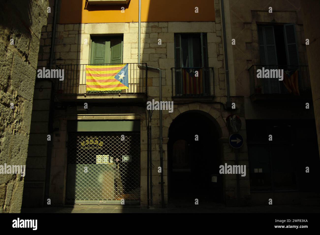 Bandiera catalana nella luce, città vecchia Foto Stock