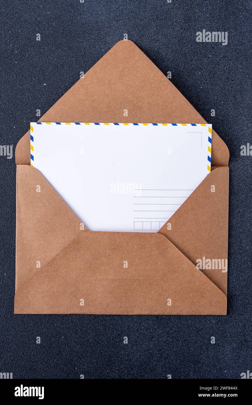 Aprire busta marrone artigianale e modulo cartolina. Lettera con spazio di copia Foto Stock