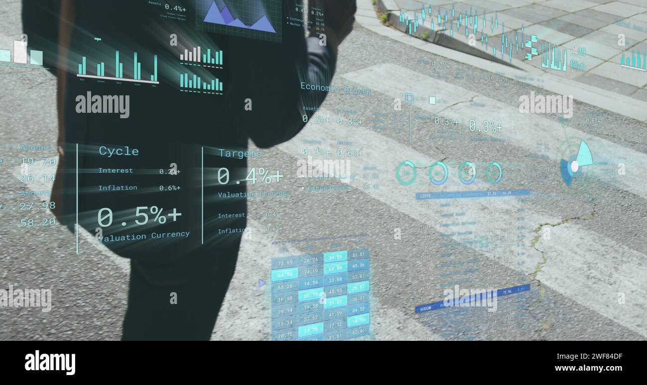 Immagine dell'elaborazione dei dati finanziari sull'uomo che attraversa la strada Foto Stock