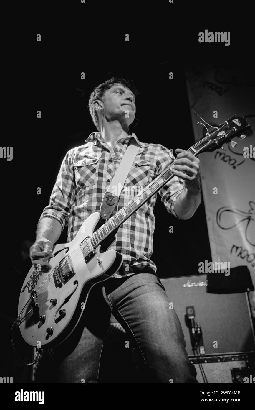 Graham Lambert suona la chitarra alla riunione Inspiral Carpets di Manchester al Band on the Wall il 7 giugno 2014 Foto Stock