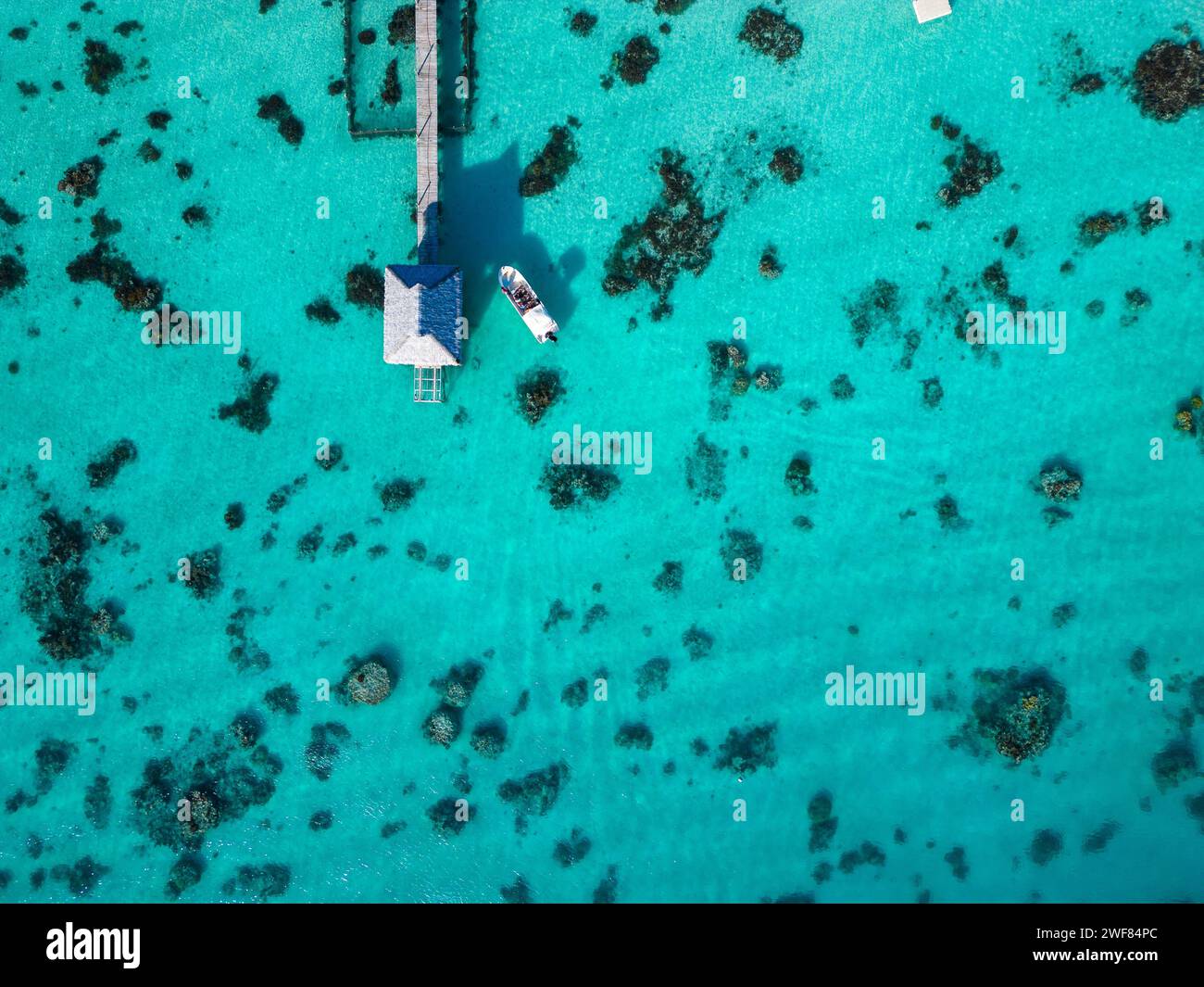 Foto con drone del molo sulla laguna di Fakarava con fattoria di perle e barca. Polinesia francese Foto Stock