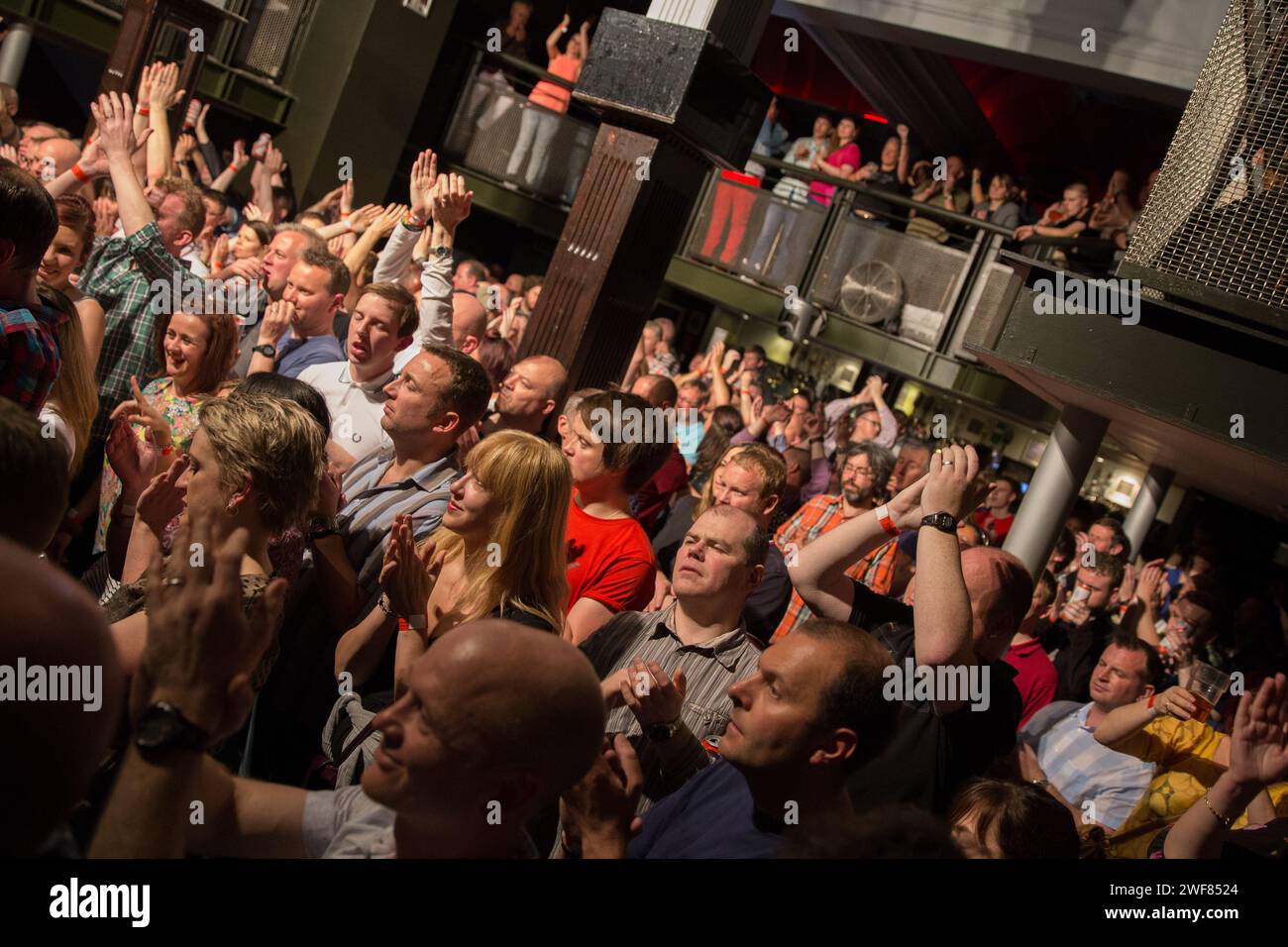 La folla al ritorno della riunione Inspiral Carpets a Manchester al Band on the Wall il 7 giugno 2014 Foto Stock