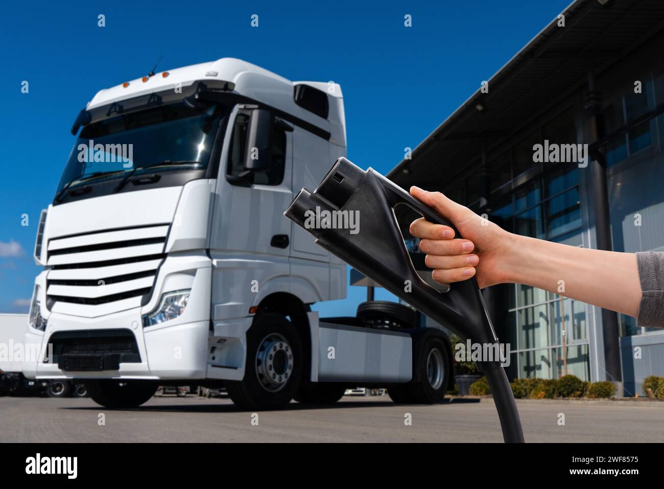 Il nuovo veicolo si trova di fronte alla concessionaria. Foto Stock