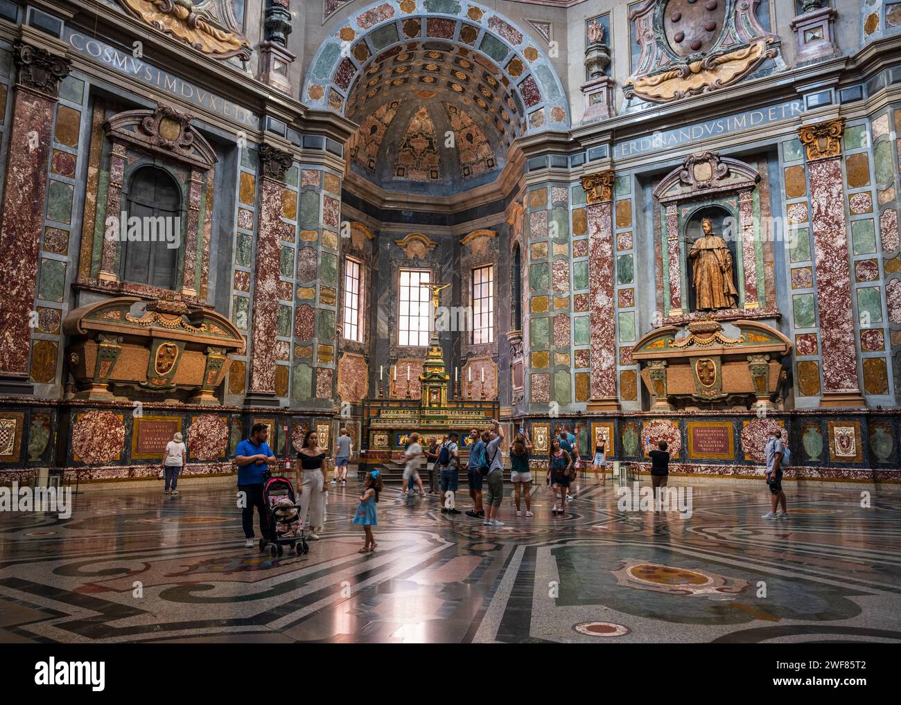 Firenze, Italia — 3 settembre 2023. Una foto dell'interno delle Cappelle Medicee che include molti turisti. Foto Stock