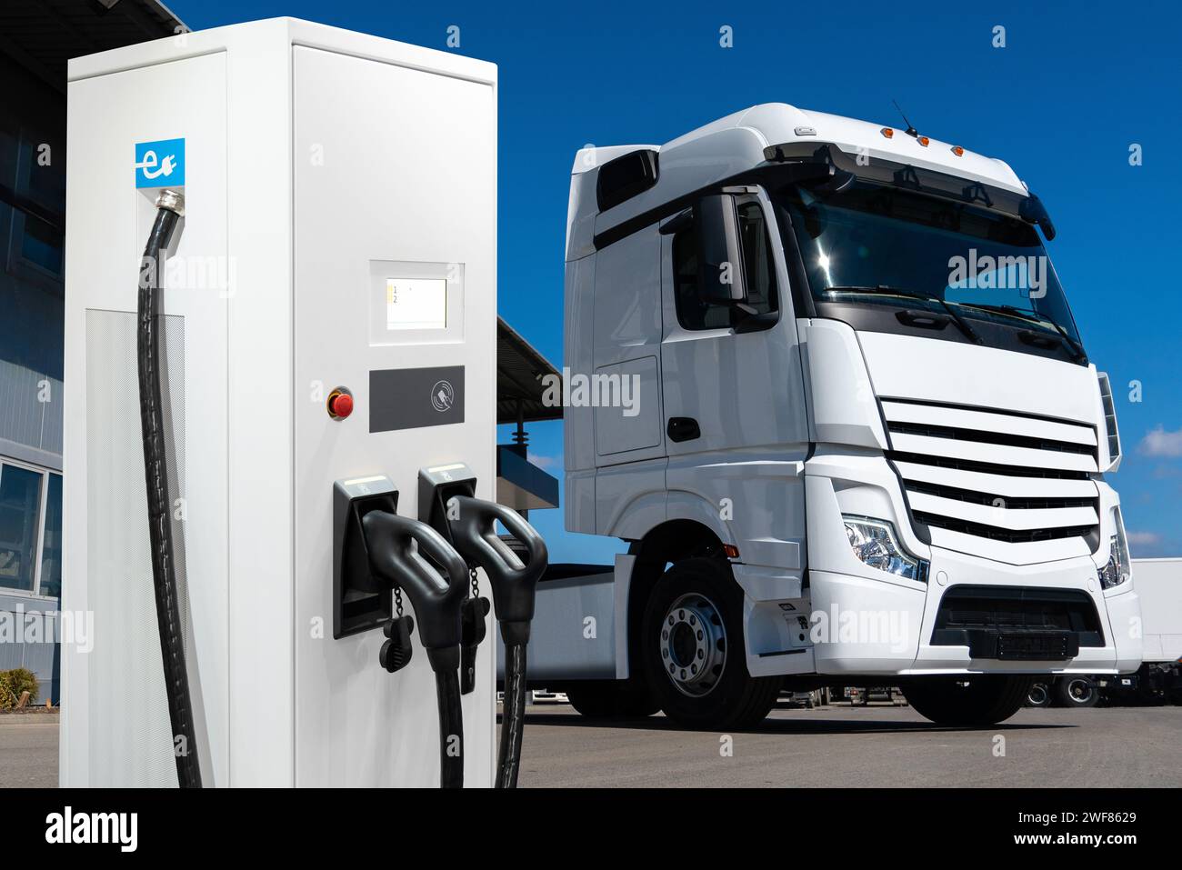 Il nuovo veicolo si trova di fronte alla concessionaria. Foto Stock