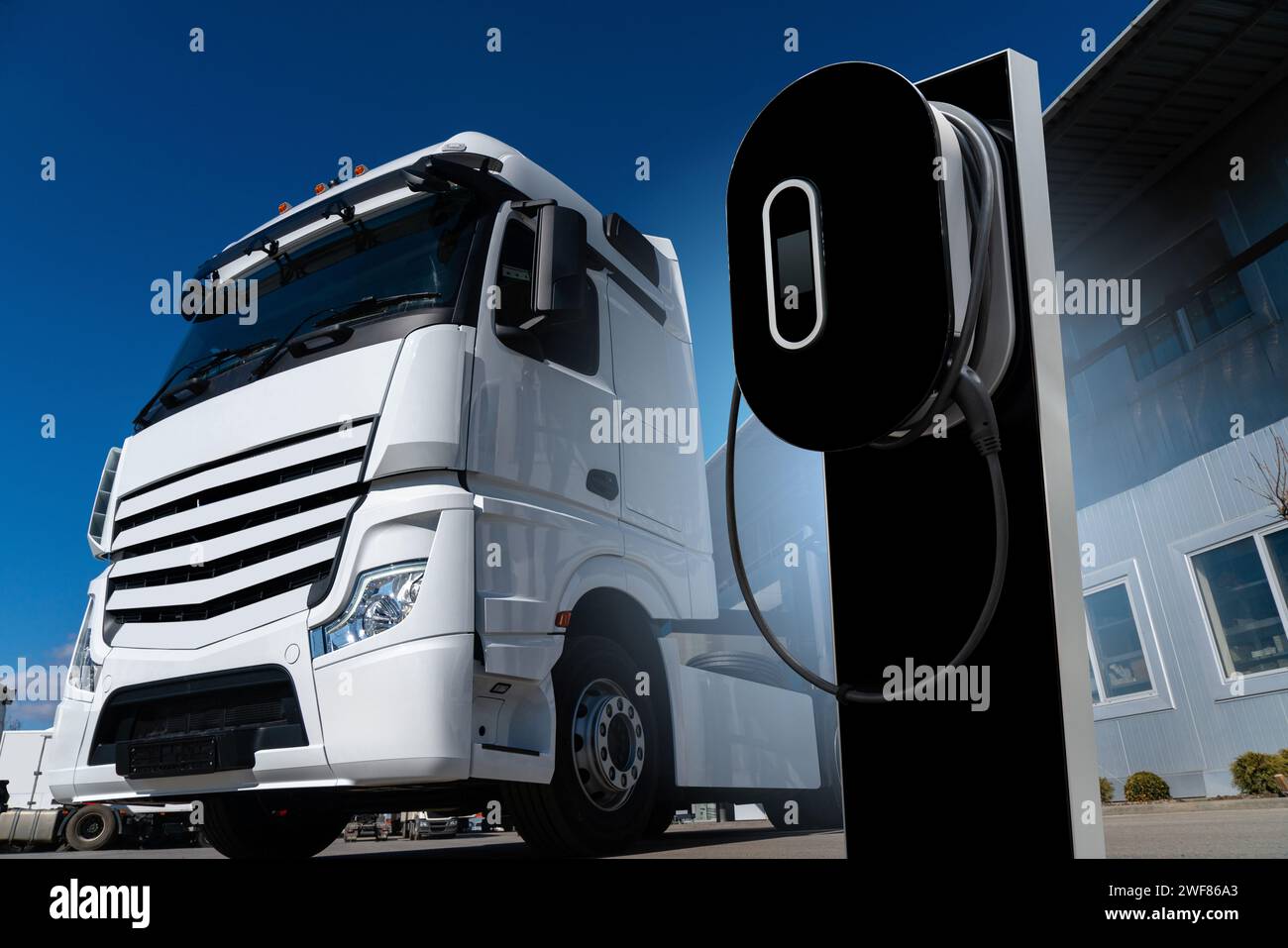 Il nuovo veicolo si trova di fronte alla concessionaria. Foto Stock