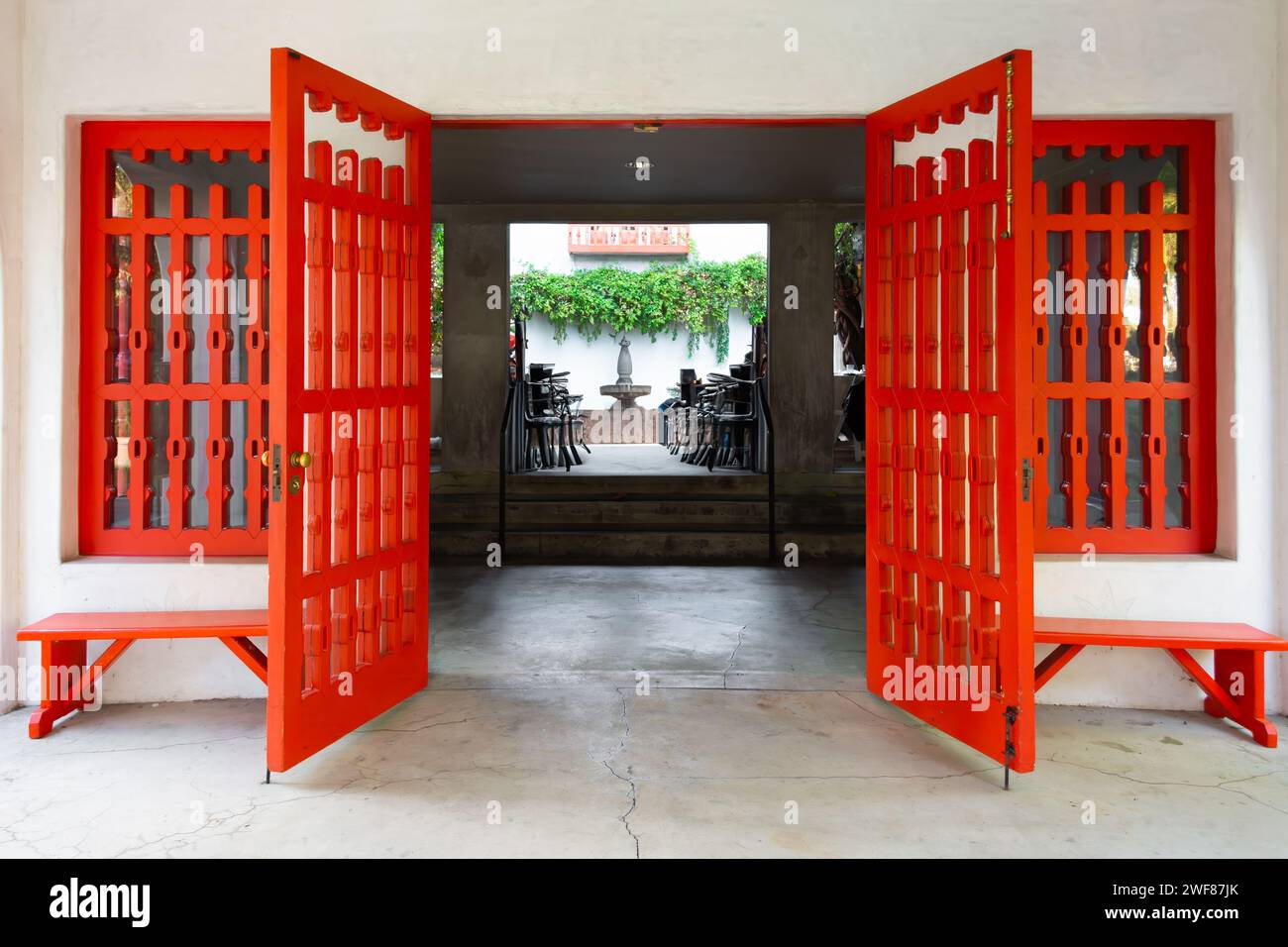 Il cancello rosso si apre sul cortile di un ricevimento di nozze Foto Stock
