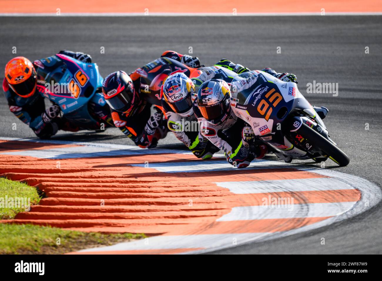 Momento della gara Moto3 al Gran Premio di Valencia, Spagna, novembre 2023, con il pilota olandese Collin Veijer in prima posizione Foto Stock