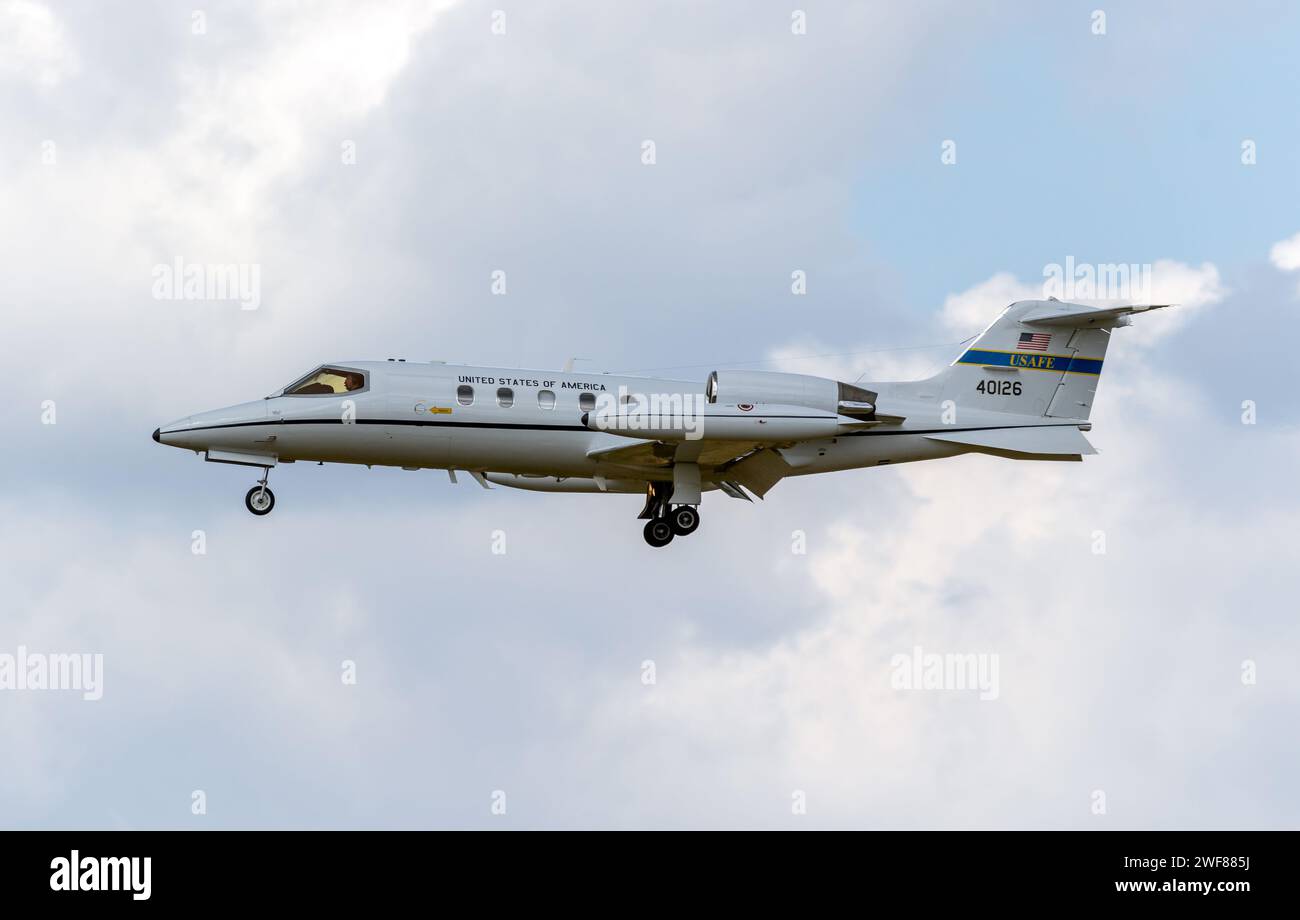 US Air Force Learjet C-21A jet del 76th Airlift Squadron in arrivo alla base aerea di Ramstein. Ramstein, Germania - 23 giugno 2023 Foto Stock