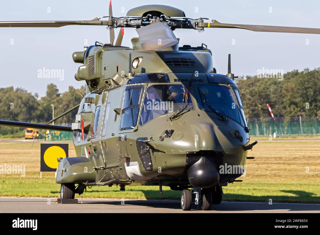 Elicottero NH90 dell'esercito belga sull'asfalto della base aerea di KleineBrogel. Belgio - 8 settembre 2023 Foto Stock