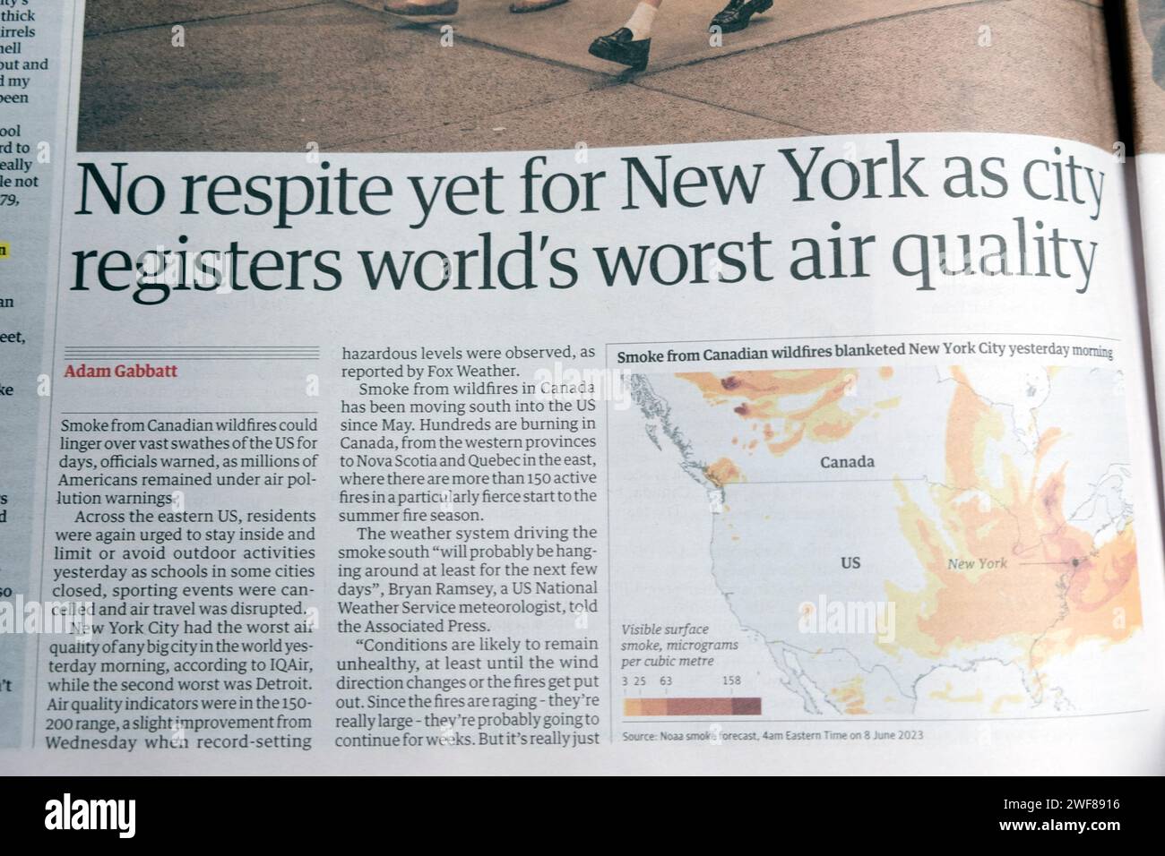 "Non c'è ancora tregua per New York in quanto la città registra la peggior qualità dell'aria del mondo" titolo del quotidiano Guardian Canada Wildfires articolo 10 giugno 2023 Londra Regno Unito Foto Stock