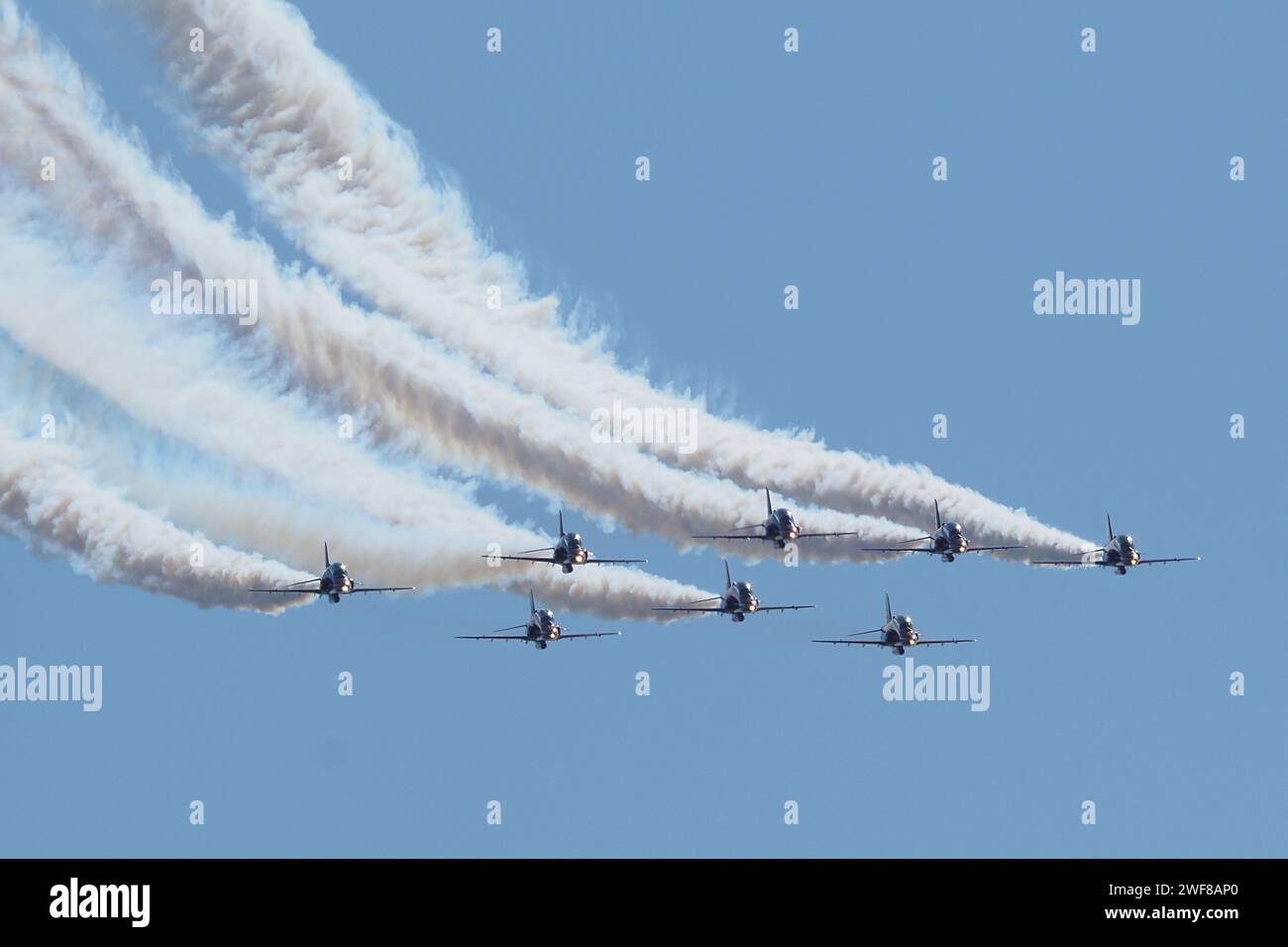 Il team Air display delle frecce rosse vola con i suoi jet con lo schermo fumi che scorre dietro di loro. Foto Stock