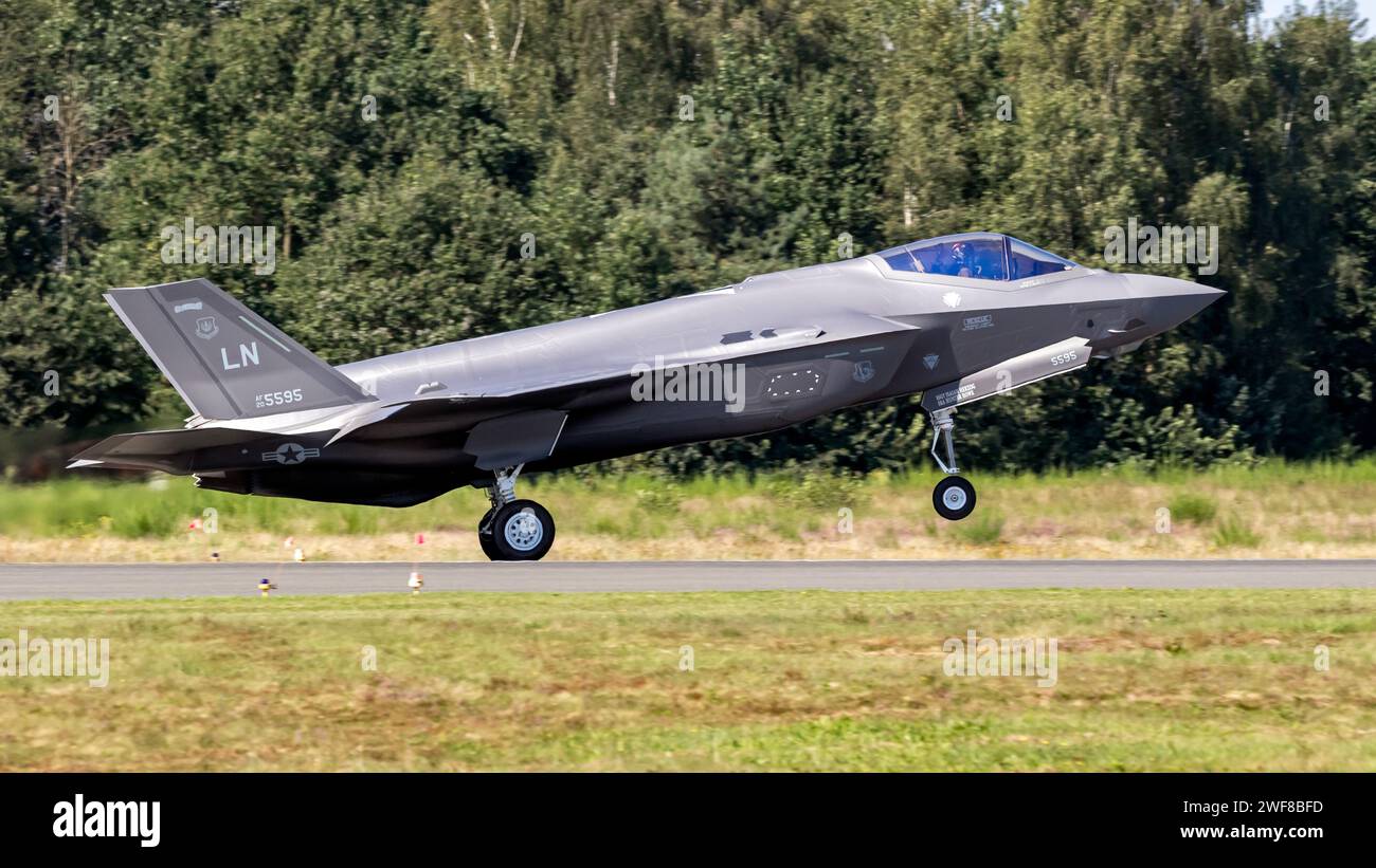 US Air Force 495th Fighter Squadron Lockheed Martin F-35 Lightning II da combattimento dalla base aerea di Lakenheath decollando dalla base aerea di Kleine-Brogel. P Foto Stock
