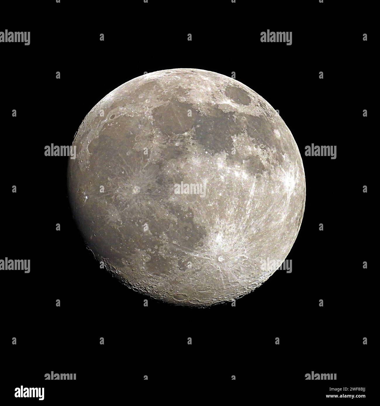 Una foto ravvicinata di una grande luna piena in un'immagine a forma quadrata Foto Stock