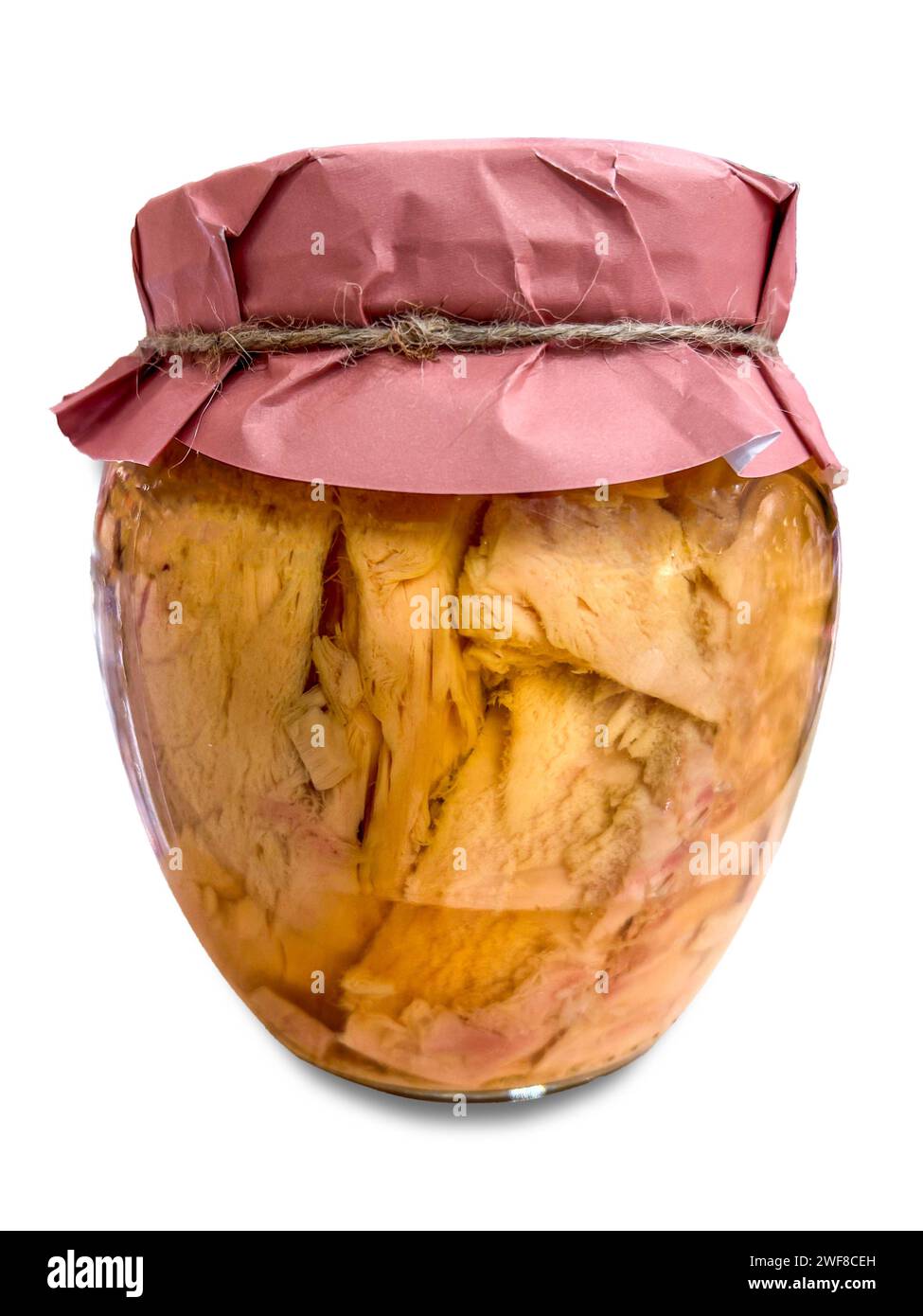 Filetti di tonno in olio in vaso di vetro con tappo avvolto in carta rosa e legato con filo, isolato su bianco con percorso di ritaglio incluso Foto Stock
