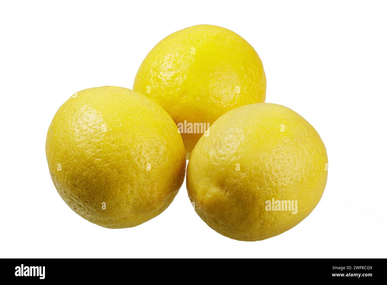 Primo piano di deliziosi limoni isolati su uno sfondo bianco con spazio per la copia Foto Stock