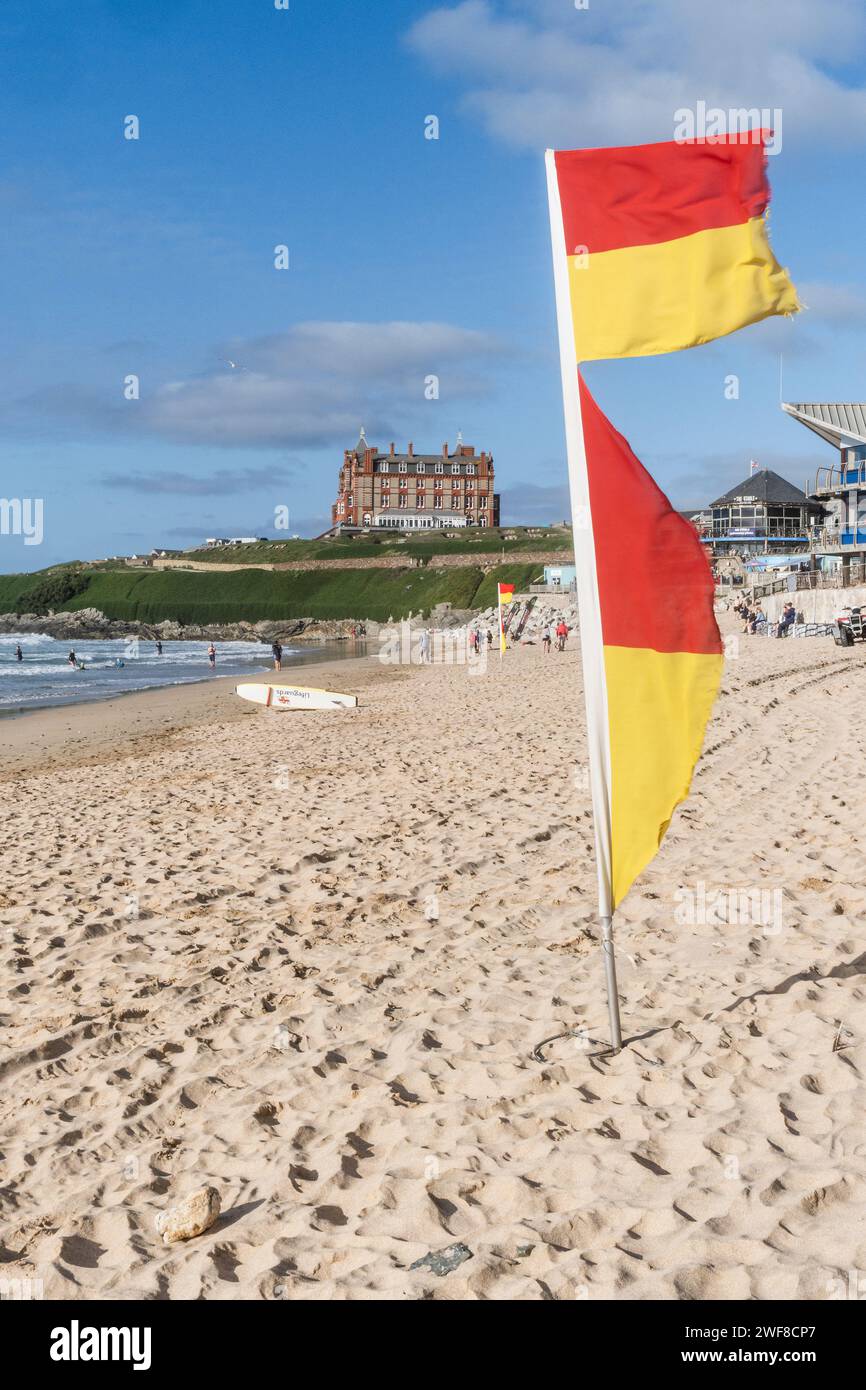 Bandiere di sicurezza rosse e gialle sulla spiaggia di Fistral a Newquay, in Cornovaglia, nel Regno Unito. Foto Stock