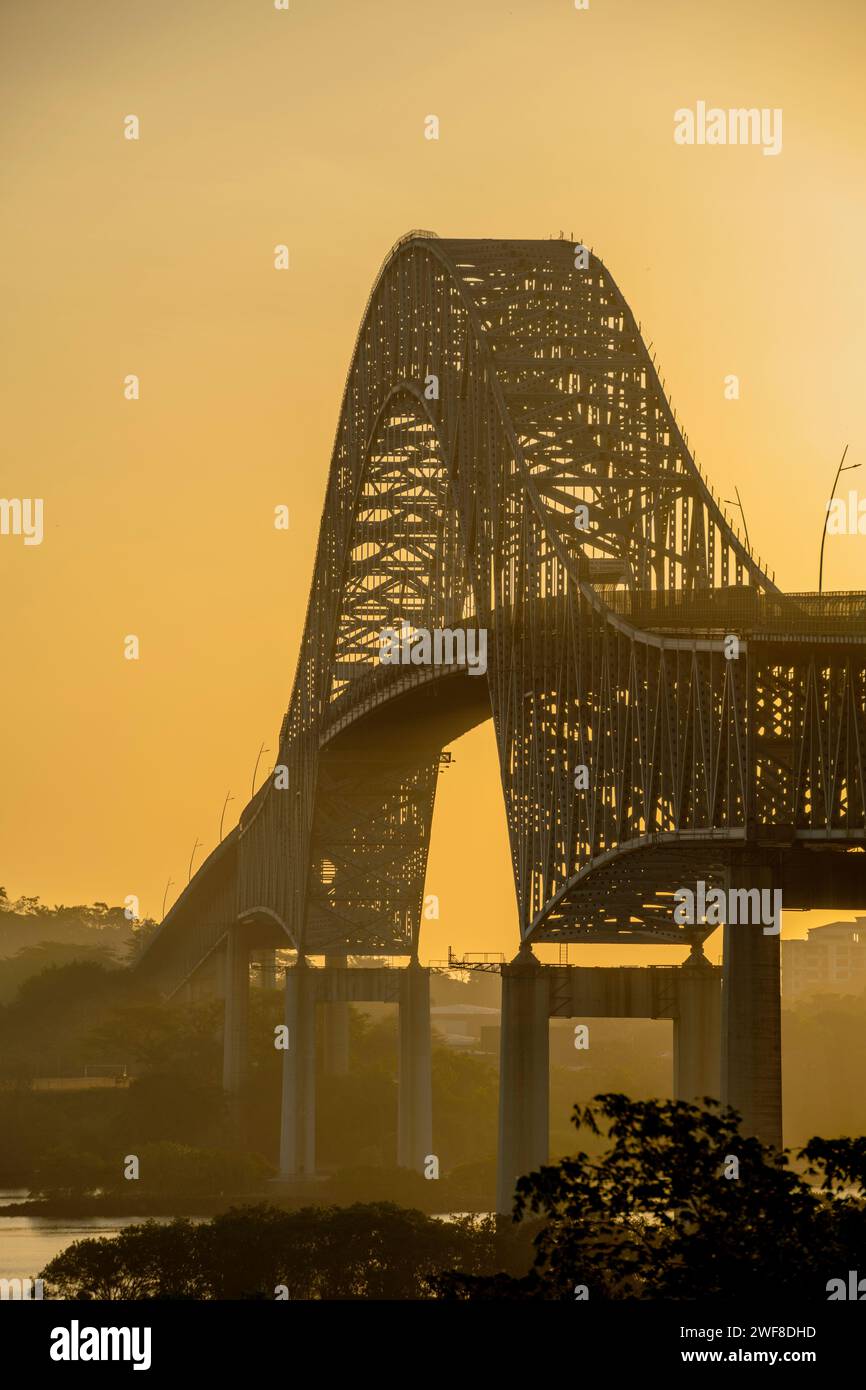 Bridge of the Americas attraversa l'ingresso del Pacifico al Canale di Panama, Panama, America centrale - foto stock Foto Stock