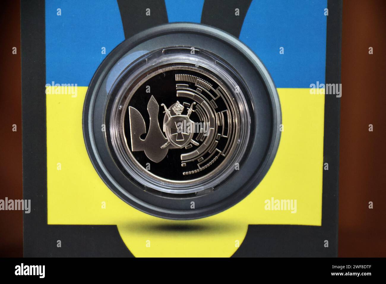 KIEV, UCRAINA - 29 GENNAIO 2024 - Una moneta commemorativa "Dipartimento di protezione dello Stato dell'Ucraina" è vista durante la presentazione, Kiev, capitale dell'Ucraina. Foto Stock