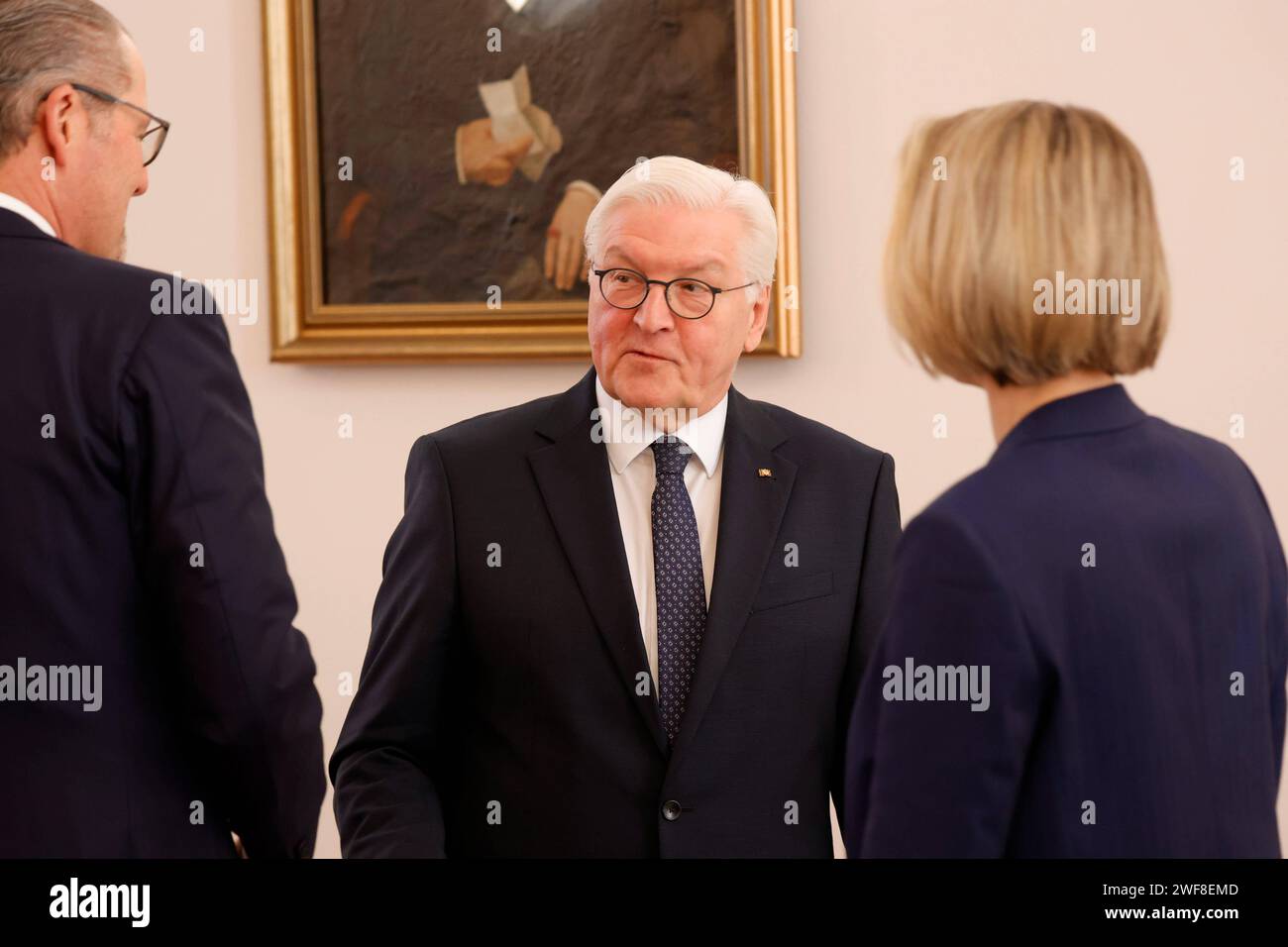 Bundespräsident Frank-Walter Steinmeier, Deutschland, Berlino, Schloss Bellevue, Gespräch zum gesellschaftlichen Zusammenhalt in Deutschland mit Vertreterinnen und Vertretern von Wirtschaftsverbänden, dem Deutschen Gewerkschaftsbund sowie Unternehmen und Betriebsräten *** Presidente federale Frank Walter Steinmeier, Germania, Berlino, Palazzo Bellevue, discussione sulla coesione sociale in Germania con rappresentanti delle associazioni d'affari, la Confederazione sindacale tedesca, le imprese e i comitati aziendali Foto Stock