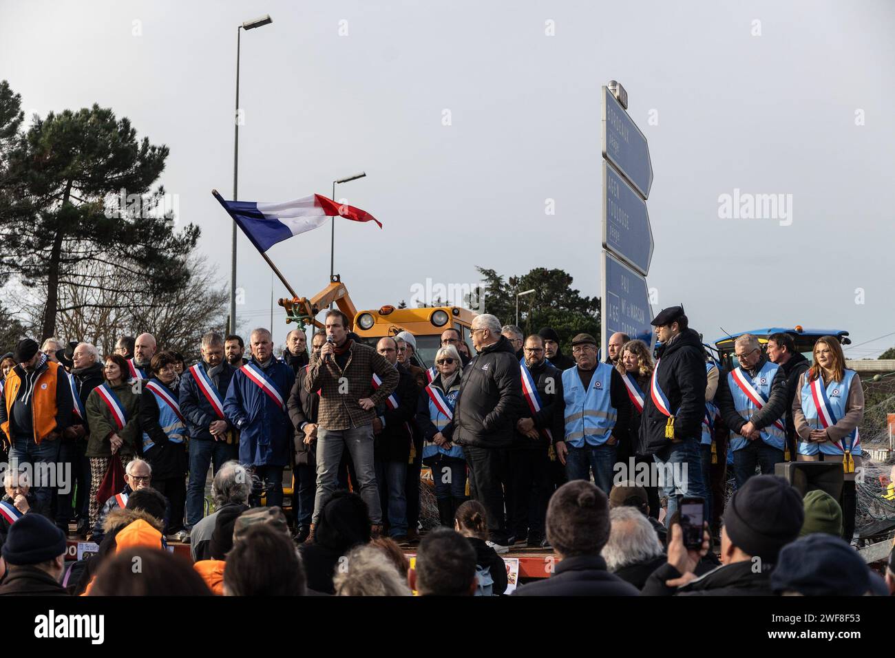 © PHOTOPQR/sud OUEST/Thierry DAVID ; Bordeaux ; 29/01/2024 ; DESCRIZIONE :Langon 29 janvier 2024. BLOCAGE de LANGON Agriculteurs en colère.Entre 200 et 300 tracteurs et engins agricoles font le siège de Langon depuis ce lundi 29 janvier au petit matin. Les quatre ronds-Points d'accès sont entièrement bloqués. Prises de Paroles 10 heures, des Pries de paroles debutent au rond-point du péage autoroutier. Une estrade et une sono ont été installées sur une remorque. Plusieurs maires et parlementaires et le sous-préfet de Langon Vincent Ferrier sont présents.Photo Thierry DAVID - Frenc Foto Stock