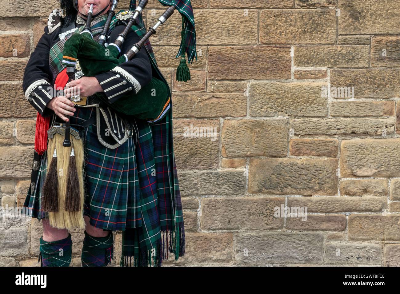 Bagpiper scozzese vestito in kilt tradizionale a Edimburgo, Scozia (con spazio per le copie) Foto Stock