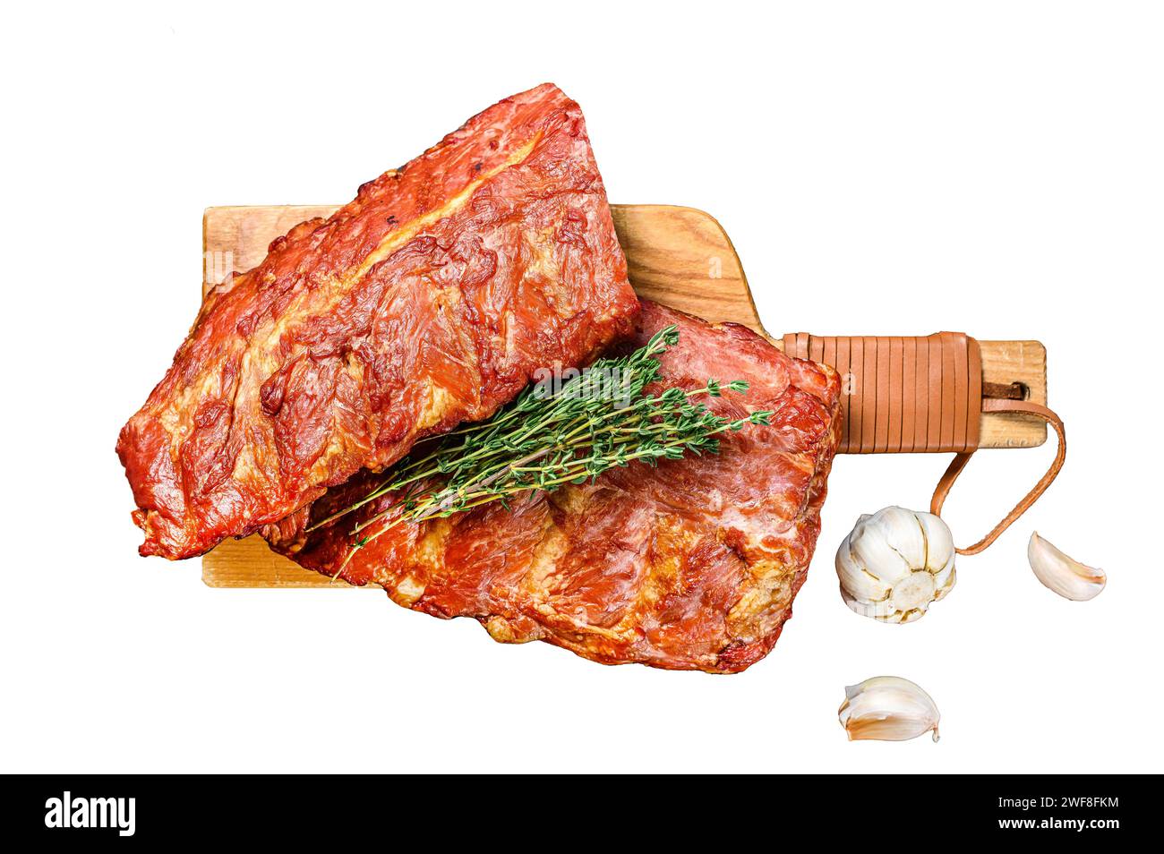 Costolette di maiale affumicate con salsa piccante. Isolato su sfondo bianco. Vista dall'alto Foto Stock