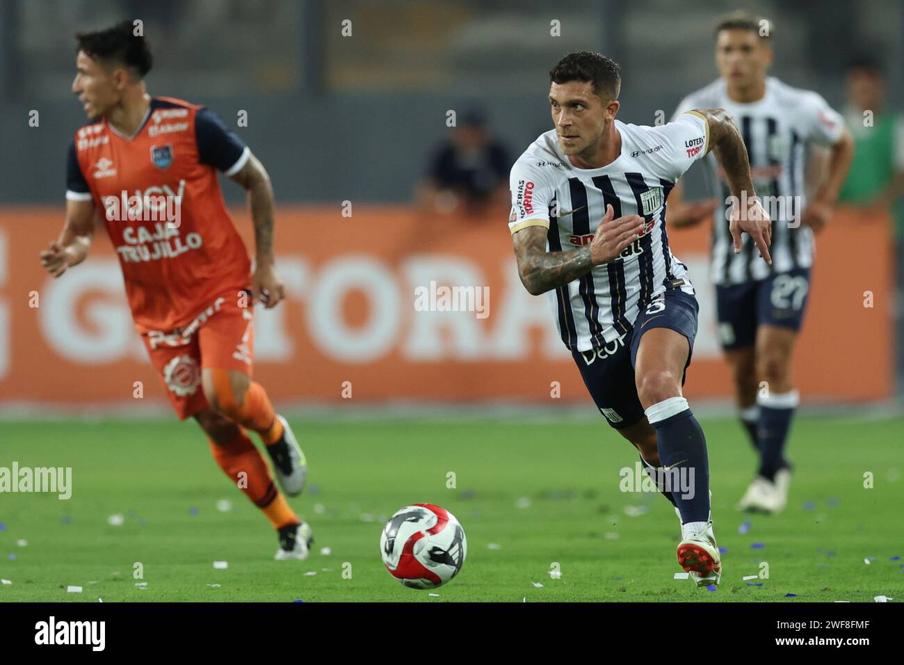 Adrian Arregui dell'Alianza Lima durante la partita di Liga 1 tra Alianza de Lima e Cesar Vallejo ha giocato al Nacional Stadium il 28 gennaio 2024 a Lima, in Perù. (Foto di Miguel Marrufo / PRESSINPHOTO) Foto Stock