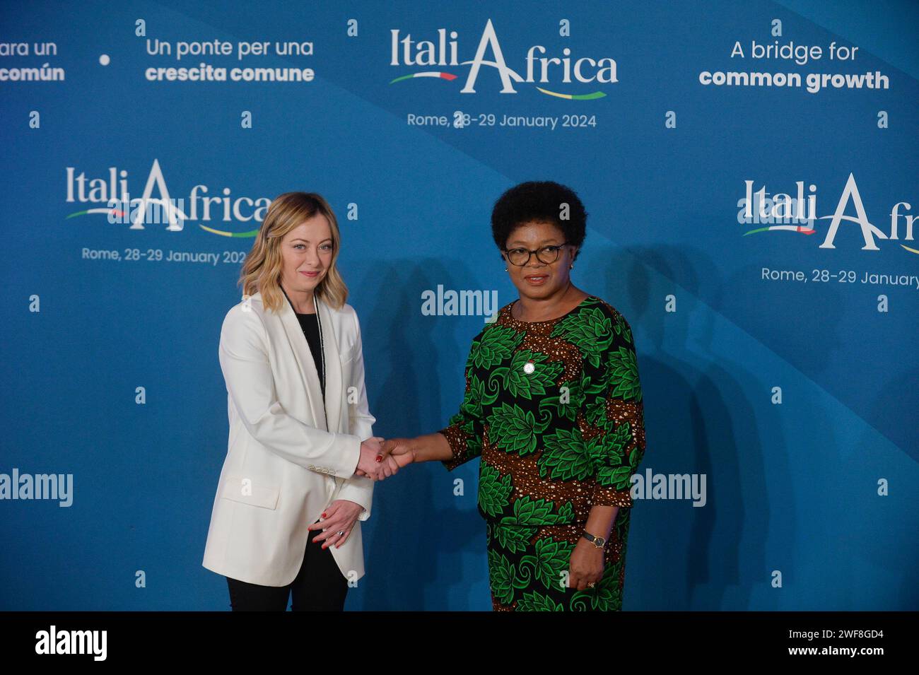 Roma, Italia. 29 gennaio 2024. Roma - Senato Italia Africa Summit dal titolo ItaliAfrica Un ponte di crescita comune nella foto Giorgia Meloni Nancy Tembo Ministro degli Esteri Malawi Editorial Usage Only Credit: Independent Photo Agency/Alamy Live News Foto Stock