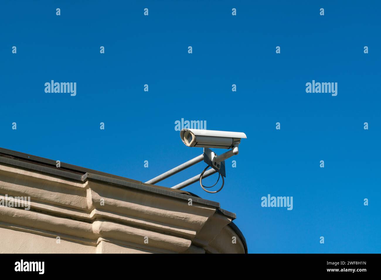 Le videocamere di sorveglianza posizionate per controllare edifici e ingressi aiutano a verificare i crimini e la sicurezza dell'area. il grande fratello avrà sempre più supp Foto Stock