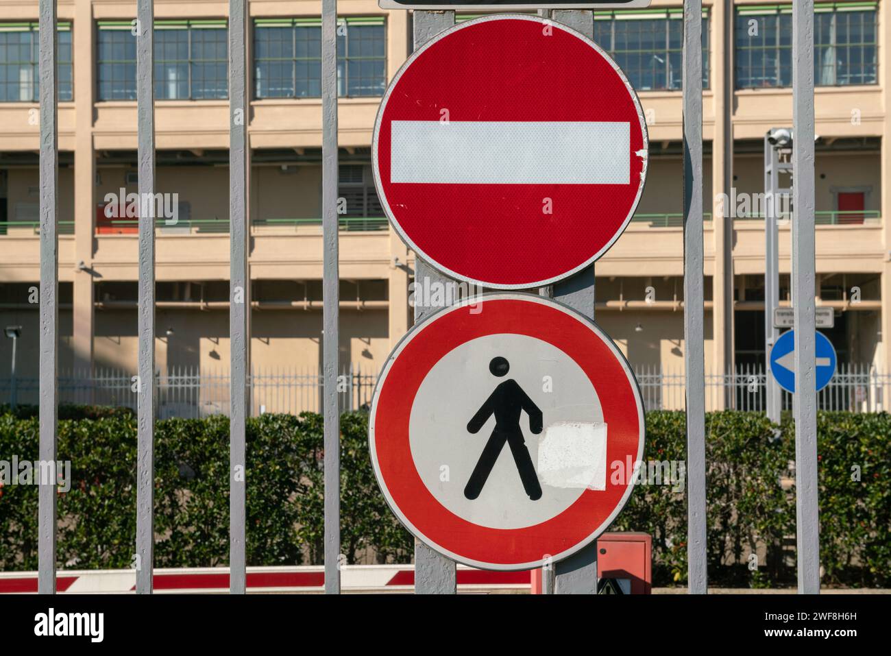 Ai pedoni è vietato passare con segnali stradali, segnali di divieto e segnali di obbligo di attraversamento pedonale. nelle aree pedonali della città. Foto Stock