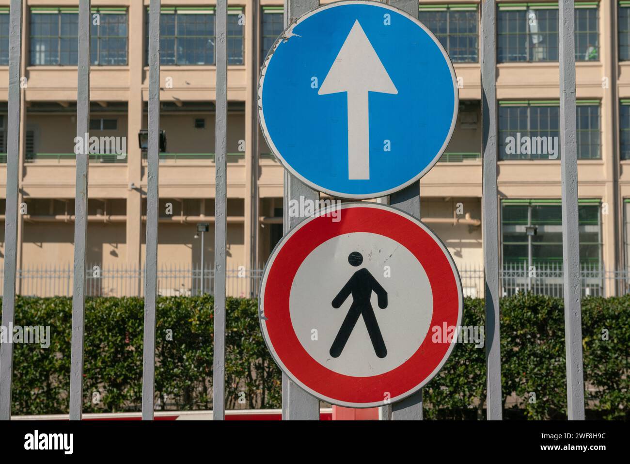 ingresso indicato dal cartello di passaggio pedonale obbligatorio con segnaletica stradale, segnaletica stradale nella zona pedonale della città. Foto Stock