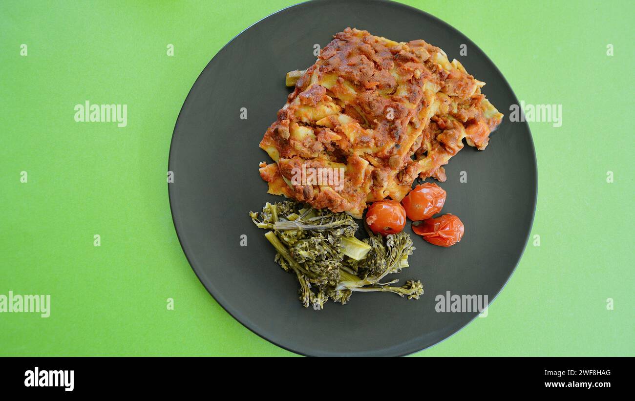 Un gustoso pasto in stile italiano su uno sfondo luminoso Foto Stock