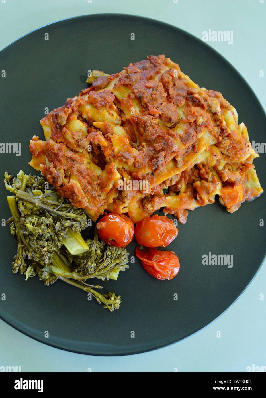Un gustoso pasto in stile italiano su uno sfondo luminoso Foto Stock