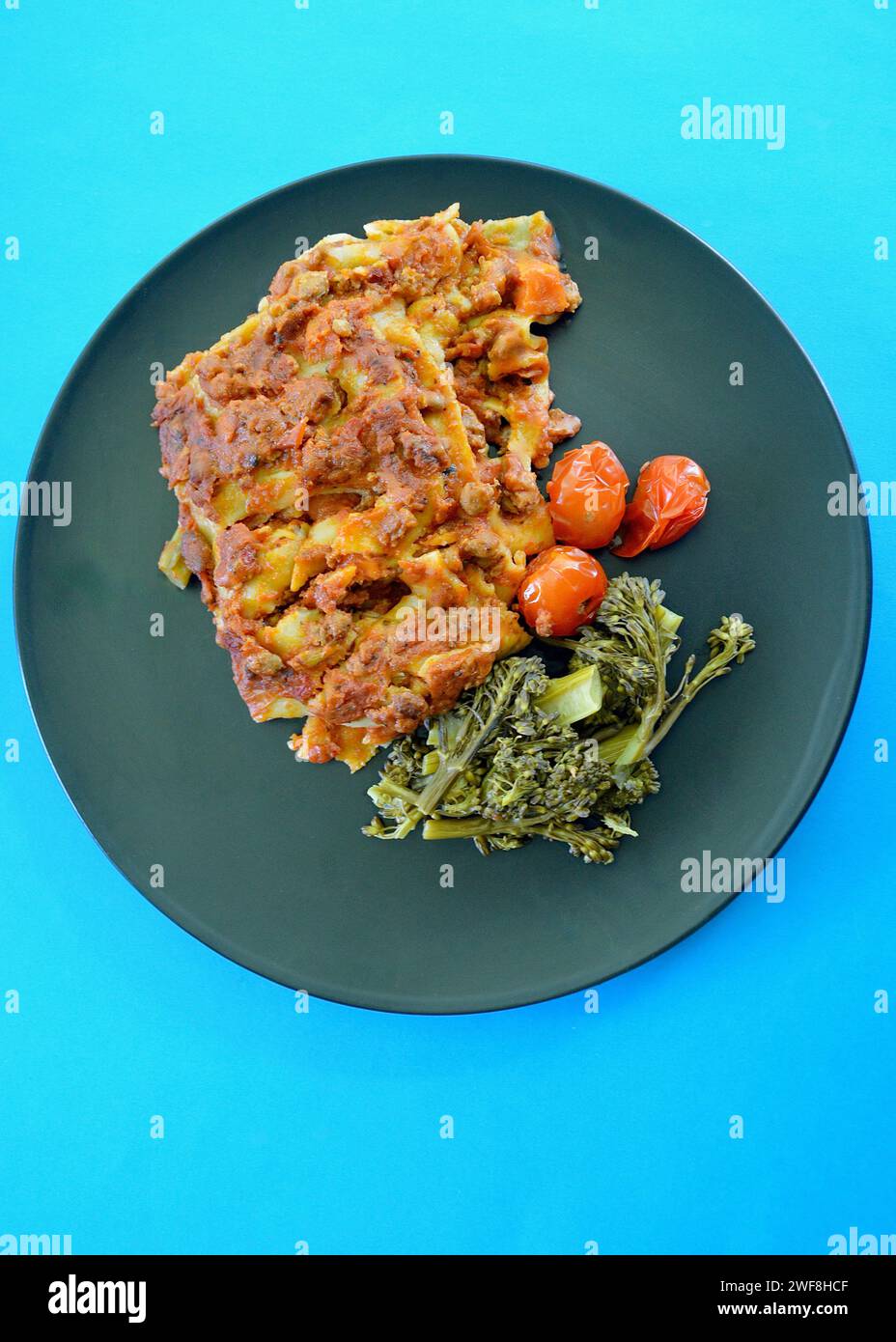 Un gustoso pasto in stile italiano su uno sfondo luminoso Foto Stock