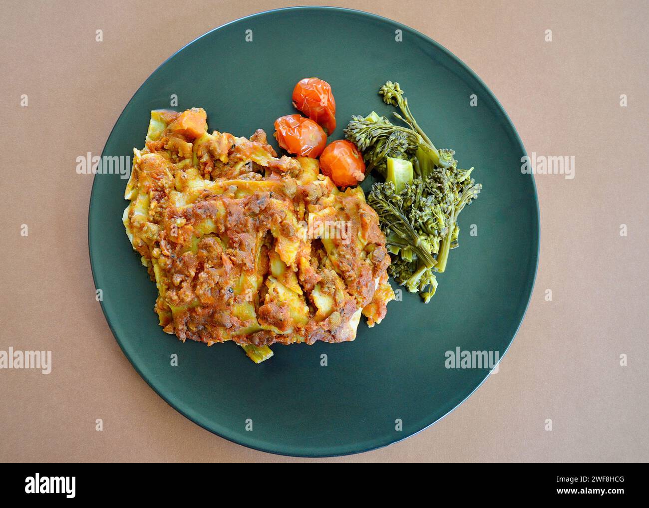 Un gustoso pasto in stile italiano su uno sfondo luminoso Foto Stock
