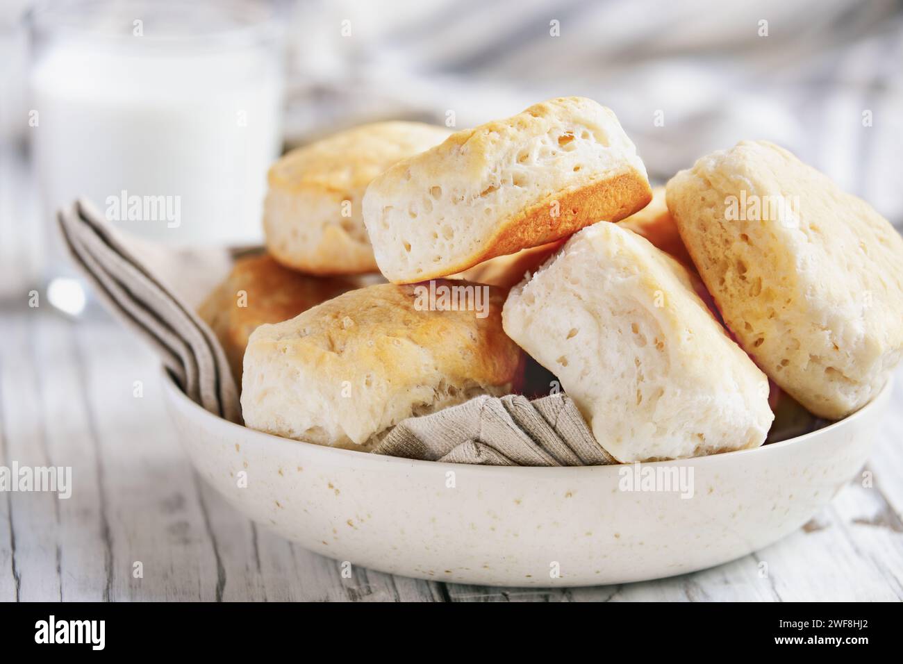 Deliziosi biscotti al burro appena sfornati o focaccine fatte da zero. Messa a fuoco selettiva con sfondo sfocato. Foto Stock
