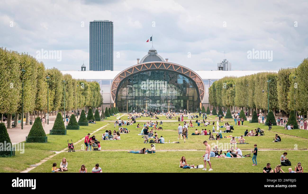 La sala espositiva del Grand Palais Ephemere nel Champ de Mars, Parigi, Francia Foto Stock