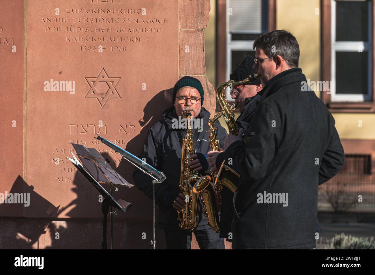 Kaiserslautern, Germania. 29 gennaio 2024. Suonatori di sassofono di fronte al Memoriale della Sinagoga durante la cerimonia di commemorazione. Il 27 gennaio ha segnato il 79° anniversario della liberazione del campo di concentramento di Auschwitz da parte dell'Armata Rossa nel 1945. La città di Kaiserslautern invitò i suoi cittadini a partecipare alla cerimonia di commemorazione per mantenere vivi i ricordi di tutti i crimini commessi dal nazionalsocialismo. Crediti: Gustav Zygmund/Alamy Live News Foto Stock