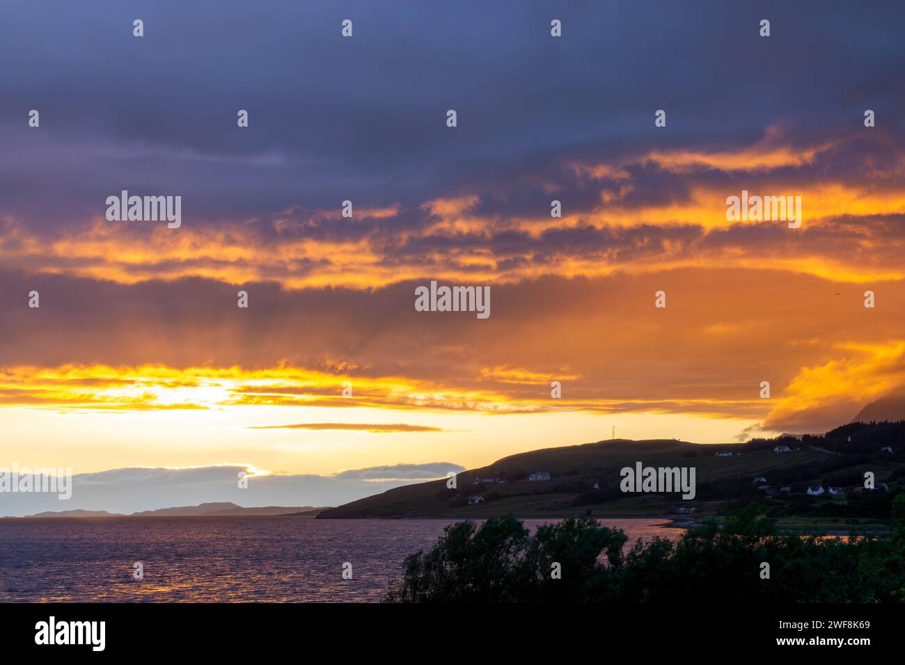 Tramonto spettacolare su Loch Broroom a Ullapool, Highlands, Scozia, Regno Unito Foto Stock