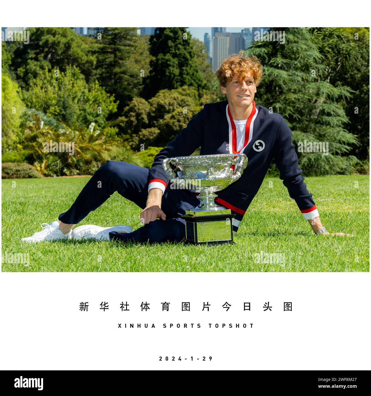 Pechino, Australia. 29 gennaio 2024. Jannik Sinner d'Italia pone con il trofeo Australian Open, la Norman Brookes Challenge Cup, al Royal Botanic Gardens Victoria di Melbourne, Australia, 29 gennaio 2024. Crediti: Chu Chen/Xinhua/Alamy Live News Foto Stock