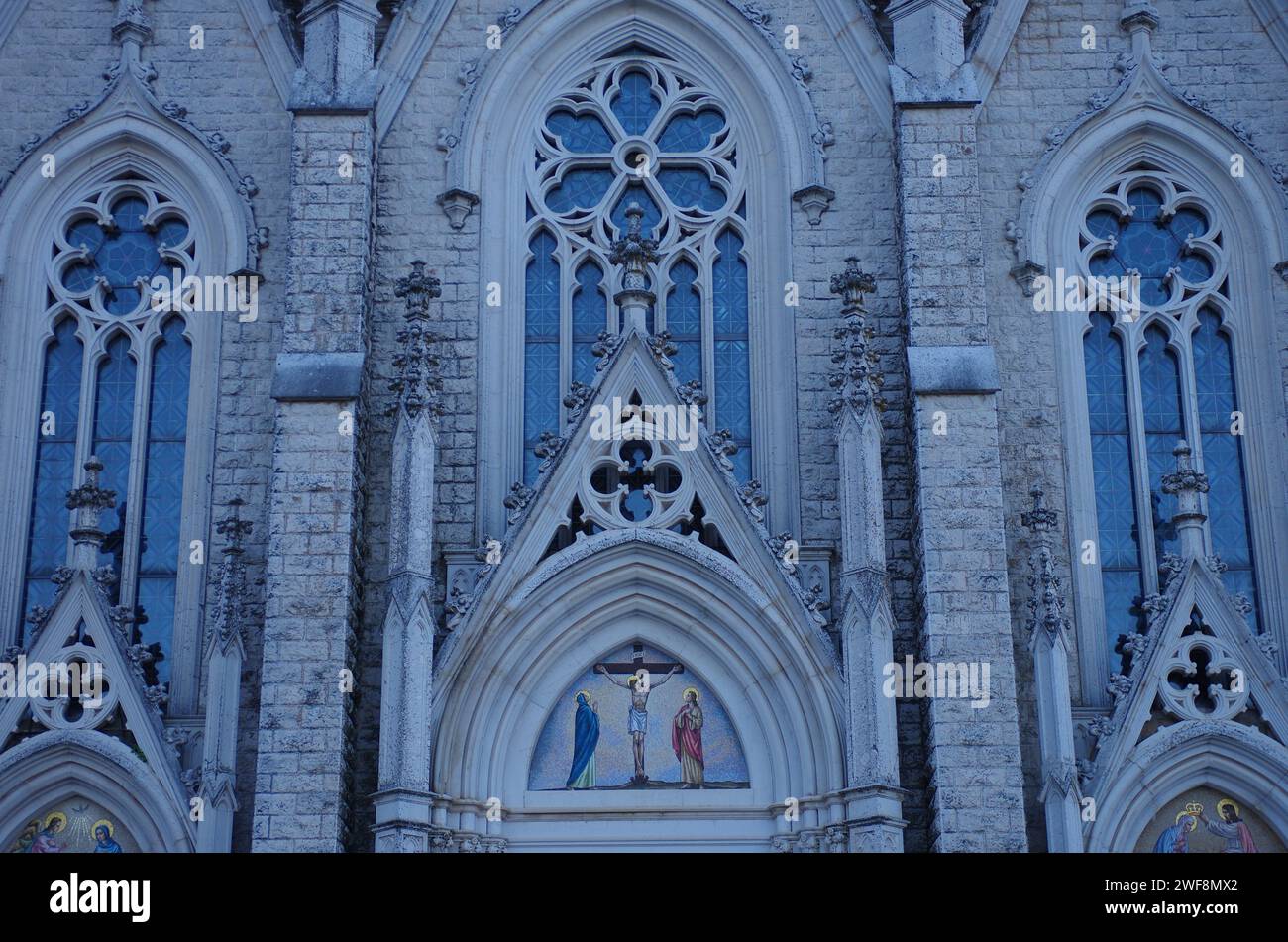 Castelpetroso - Basilica minore dell'Addolorata Santuario - dettaglio della facciata in stile neogotico Foto Stock