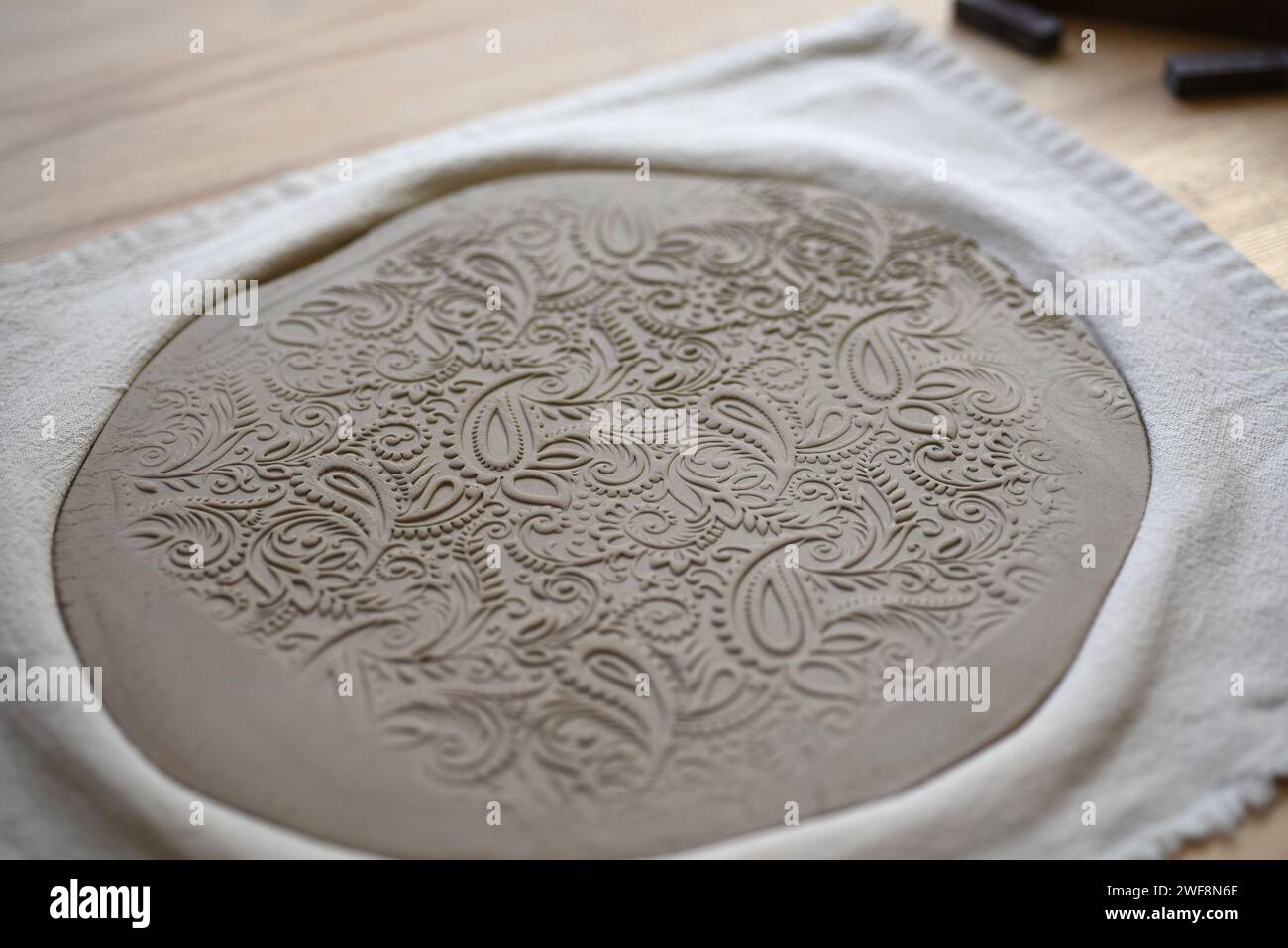 Splendido ornamento su un piatto di argilla bianco, l'abilità di potter Foto Stock