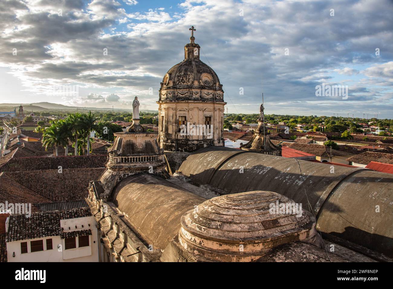 Vista dal campanile la Merced dei tetti della Granada coloniale, Nicaragua Foto Stock